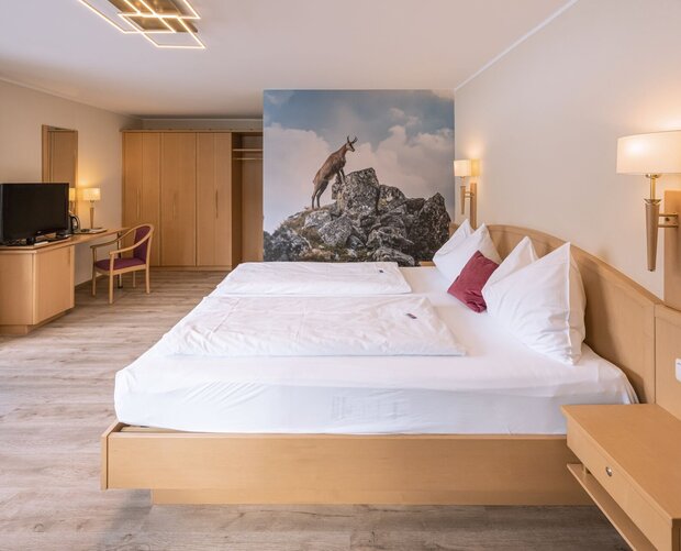 Zimmer mit großem Doppelbett