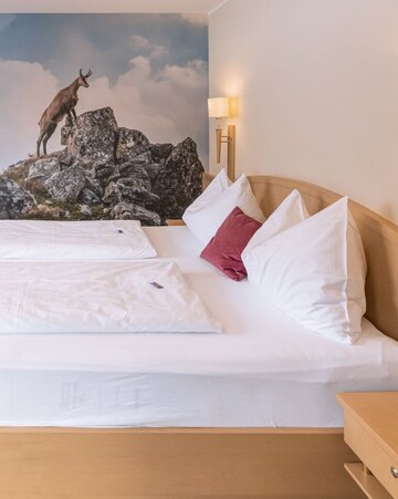 Zimmer mit großem Doppelbett