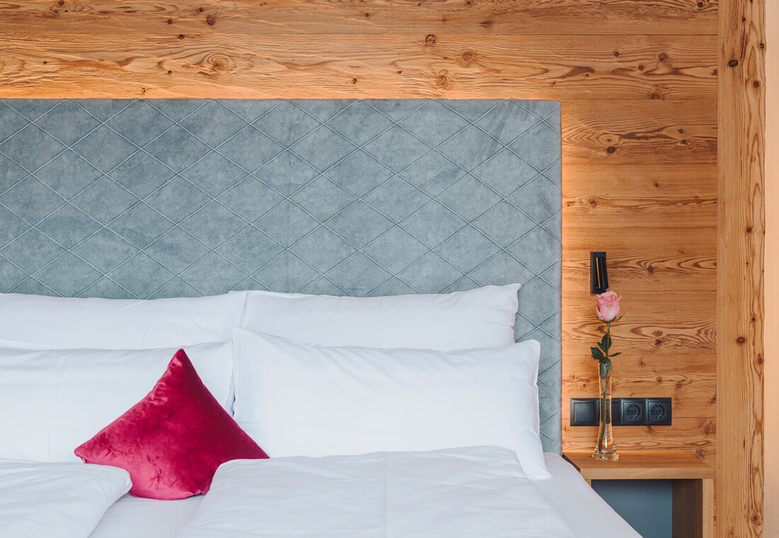 Großes Doppelbett mit TV an der Wand