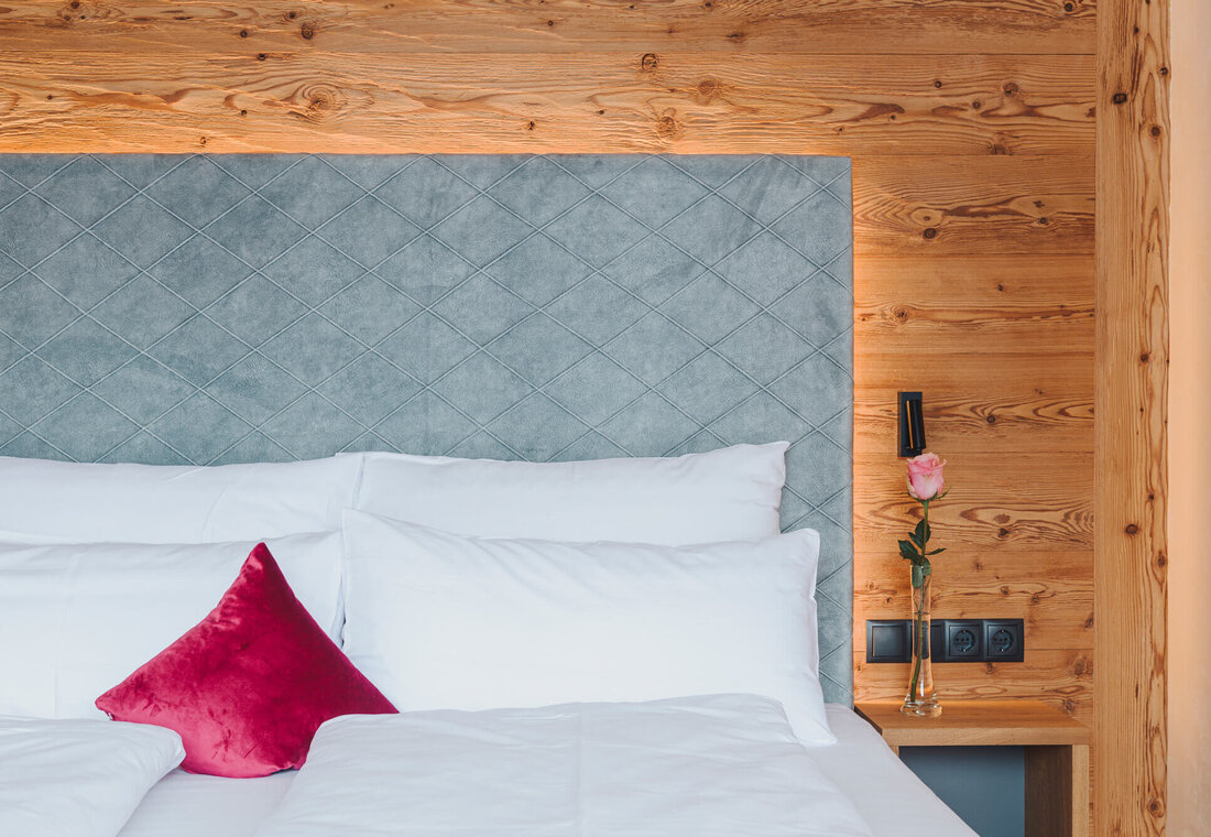 Großes Doppelbett mit TV an der Wand