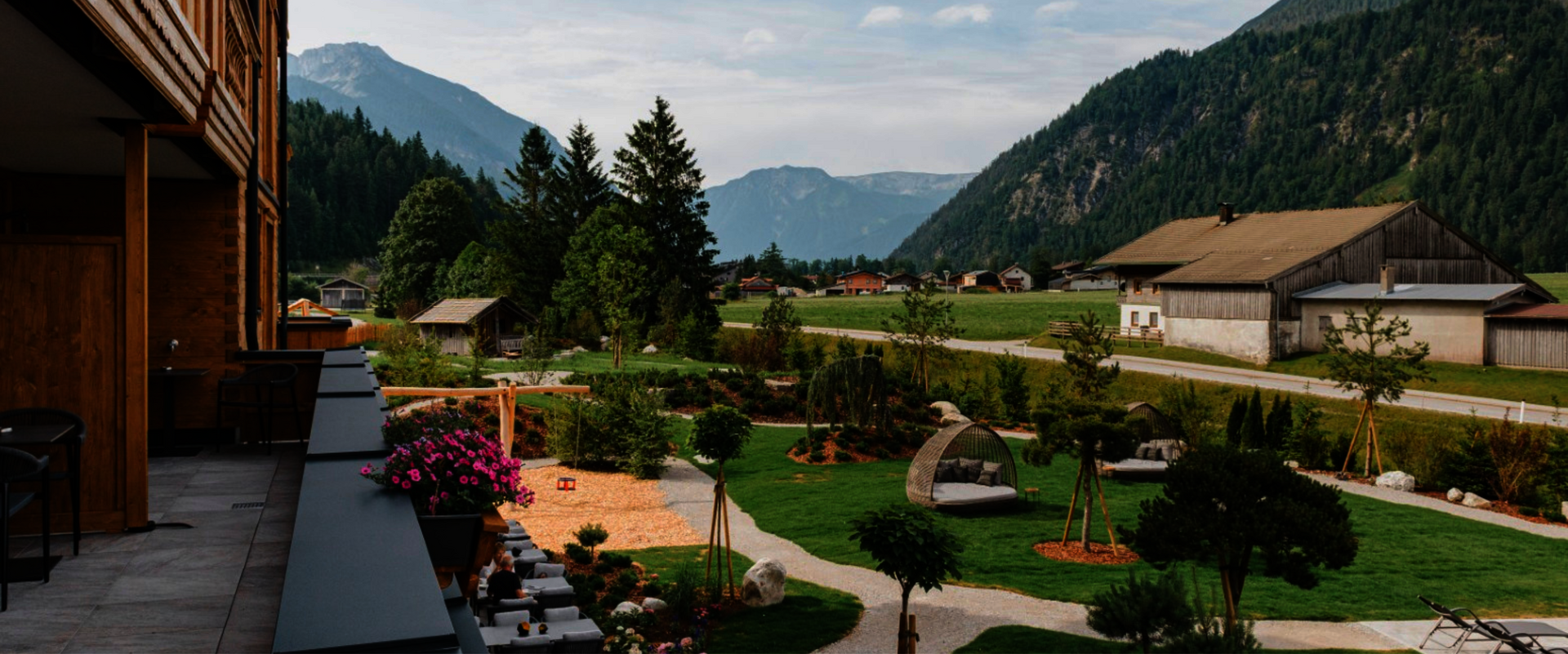 Blick vom Balkon auf den Garten