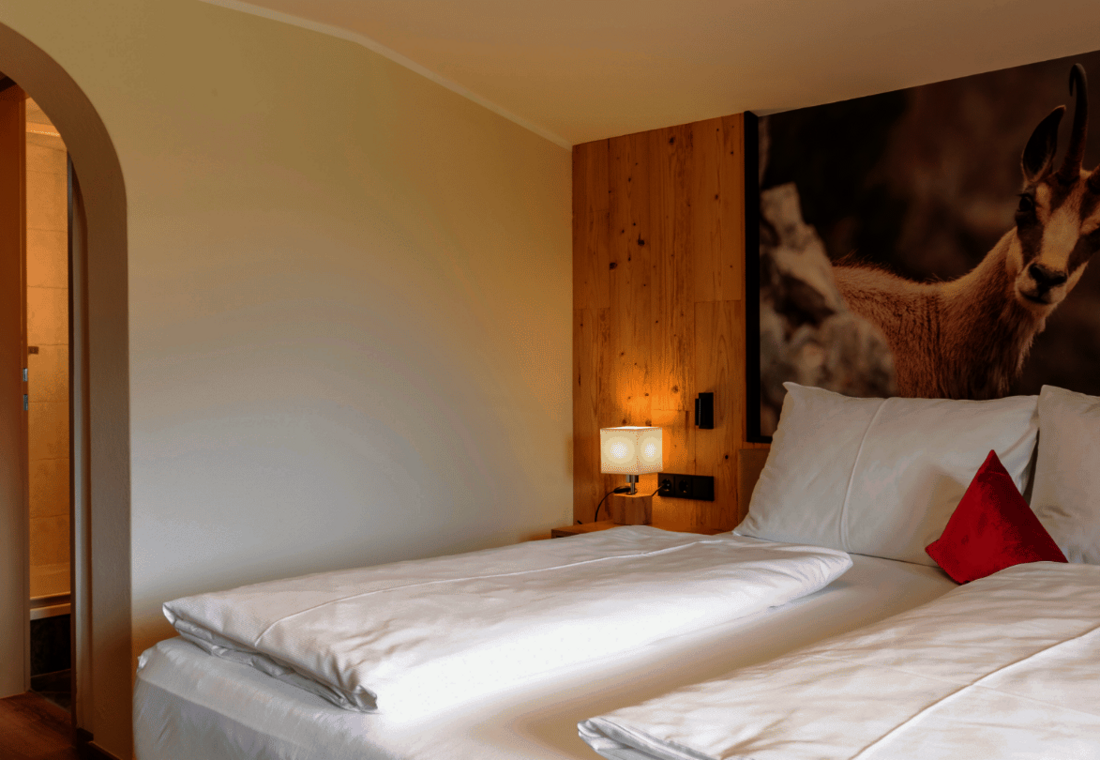Großes Doppelbett mit Wandbild
