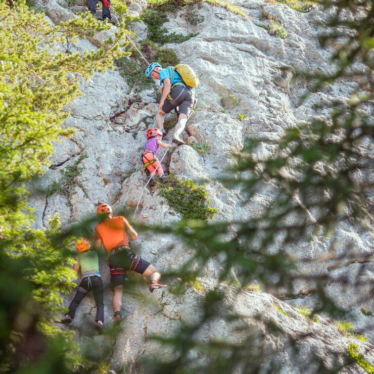 Familie bei einer Klettertour