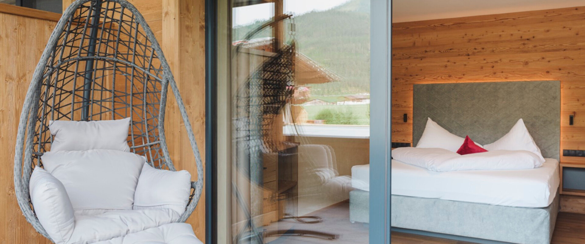 Hängesessel am Balkon mit Blick ins Schlafzimmer