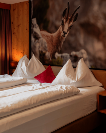 Doppelbett mit Gamsbild un Kissen