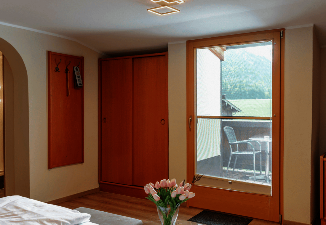 Zimmeransicht mit Schrank und Blick zum Balkon