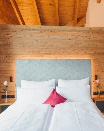 Großes Doppelbett mit Sichtdachstuhl