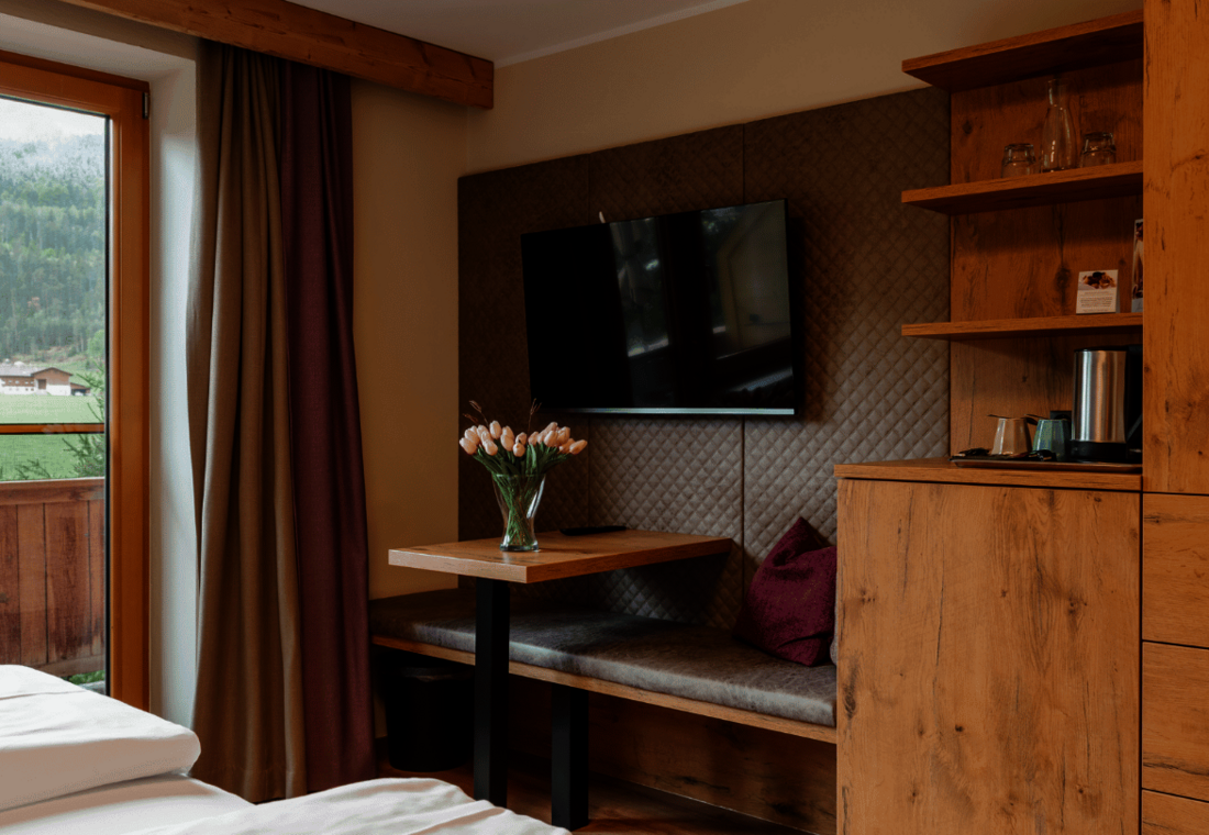 Sitzgelegenheit und TV an der Wand