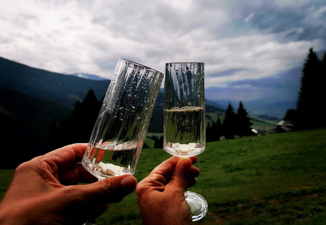 Zwei Gläser Sekt in den Bergen 