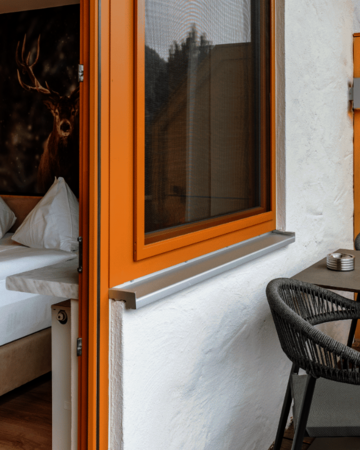 Doppelzimmer mit direktem Zugang zu einem möblierten Balkon