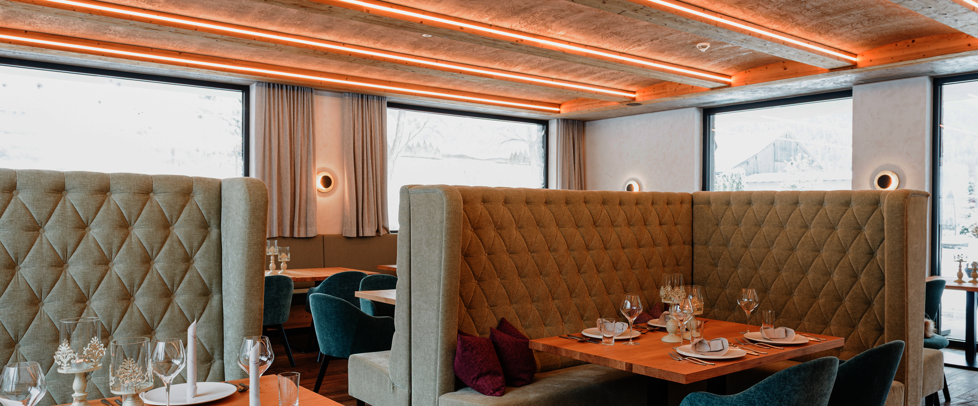 gedeckte Tische im Restaurant 