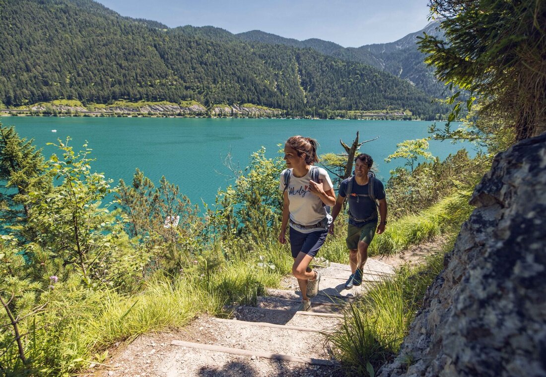 Mann und Frau wandern am Mariensteig