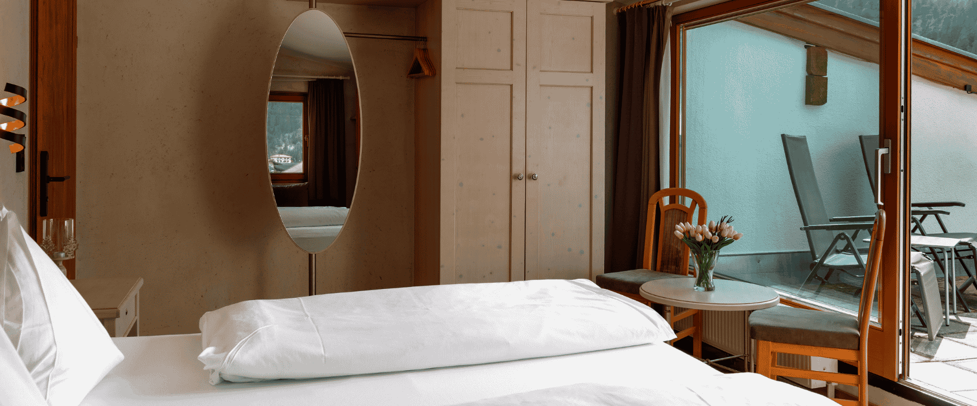 Zimmereinsicht mit Doppelbett und Terassenfront