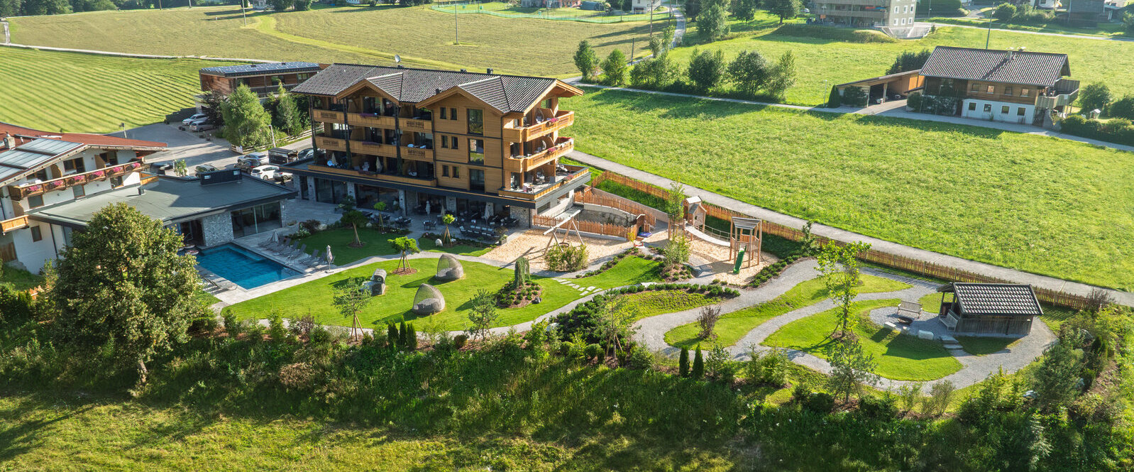 Luftaufnahme vom Hotel mit Garten