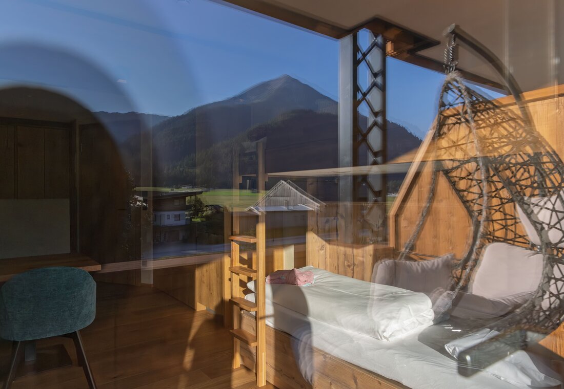 Zimmereinsicht mit Spiegelung der Berge