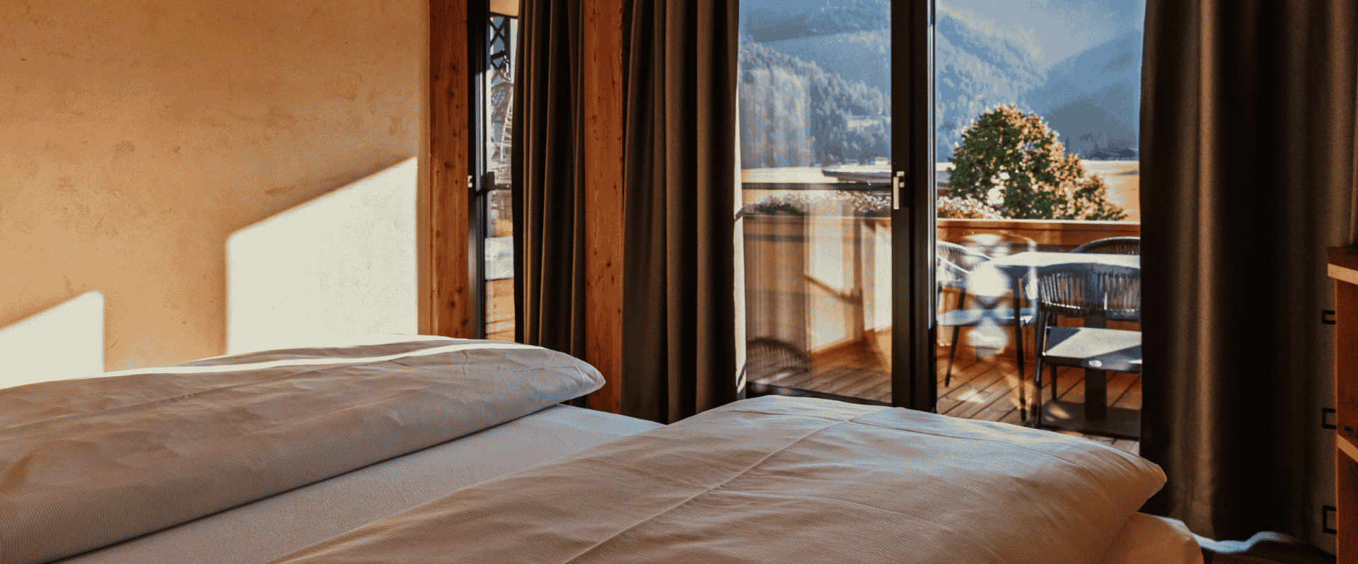 Doppelbett mit Ausblick zur Terrasse