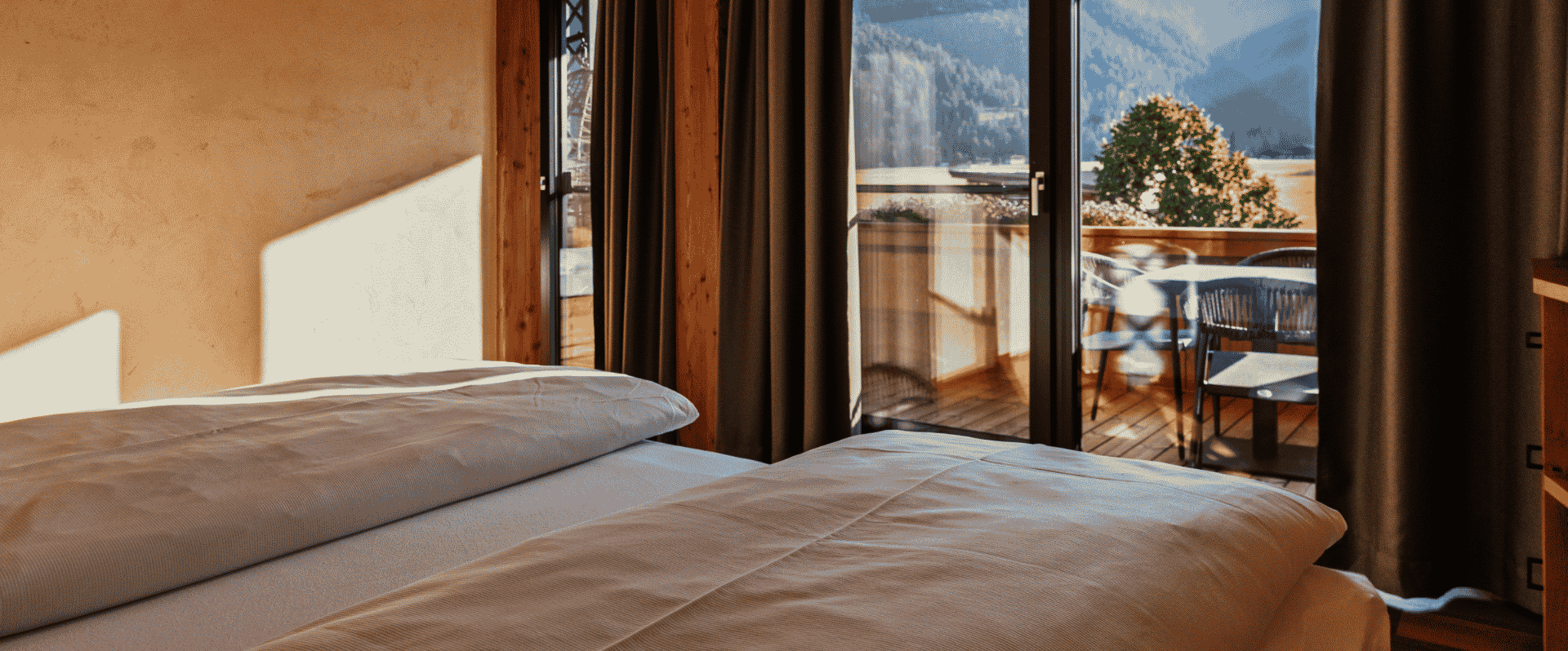 Doppelbett mit Aussicht zur Terrasse in der Westside Suite