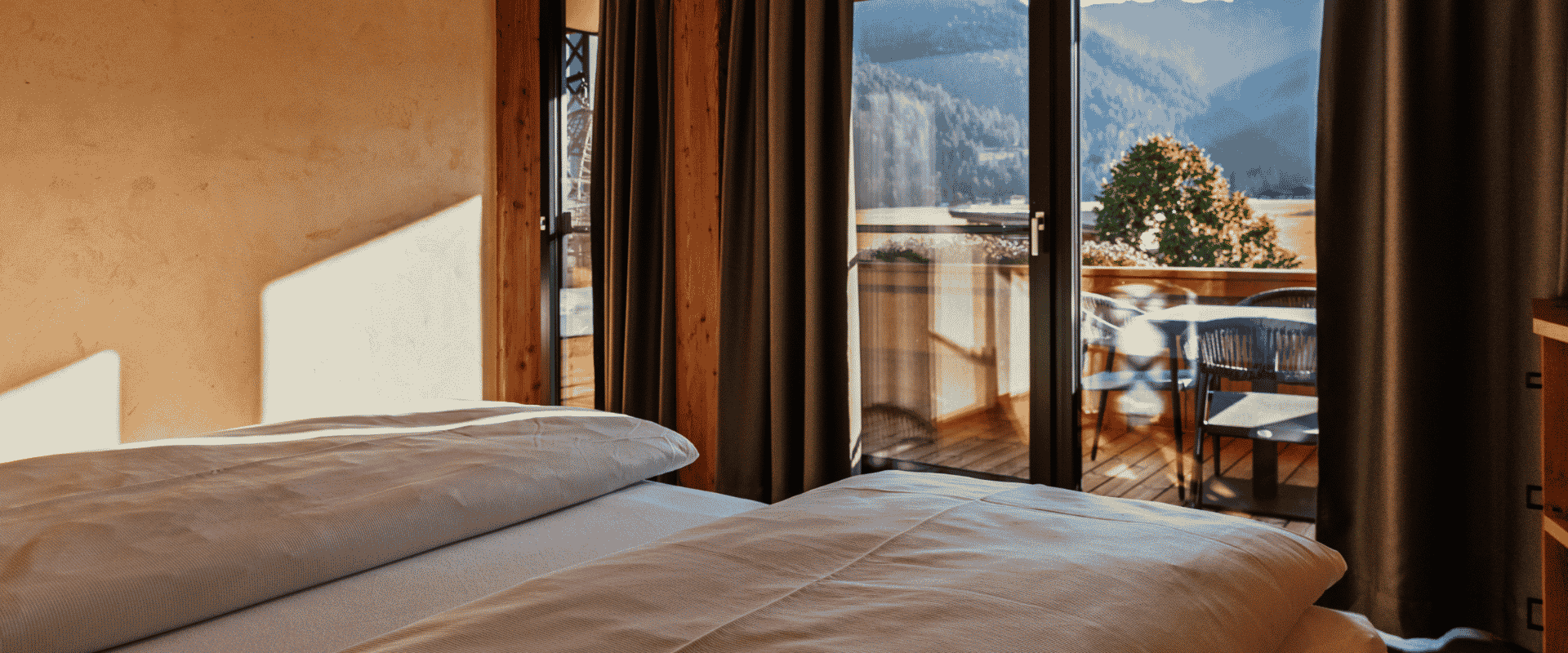 Bett mit Ausblick auf den Balkon