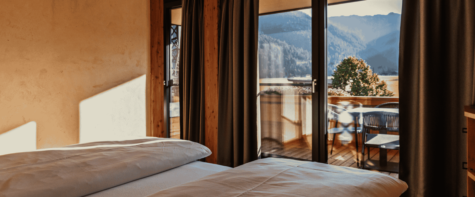 Bett mit Aussicht auf den Balkon