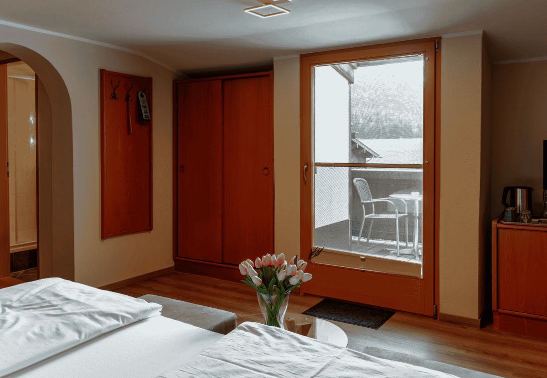 Zimmer Blick zu Balkon