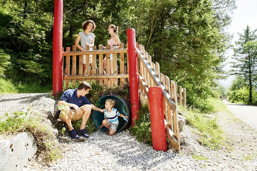Familie auf einem Spielplatz