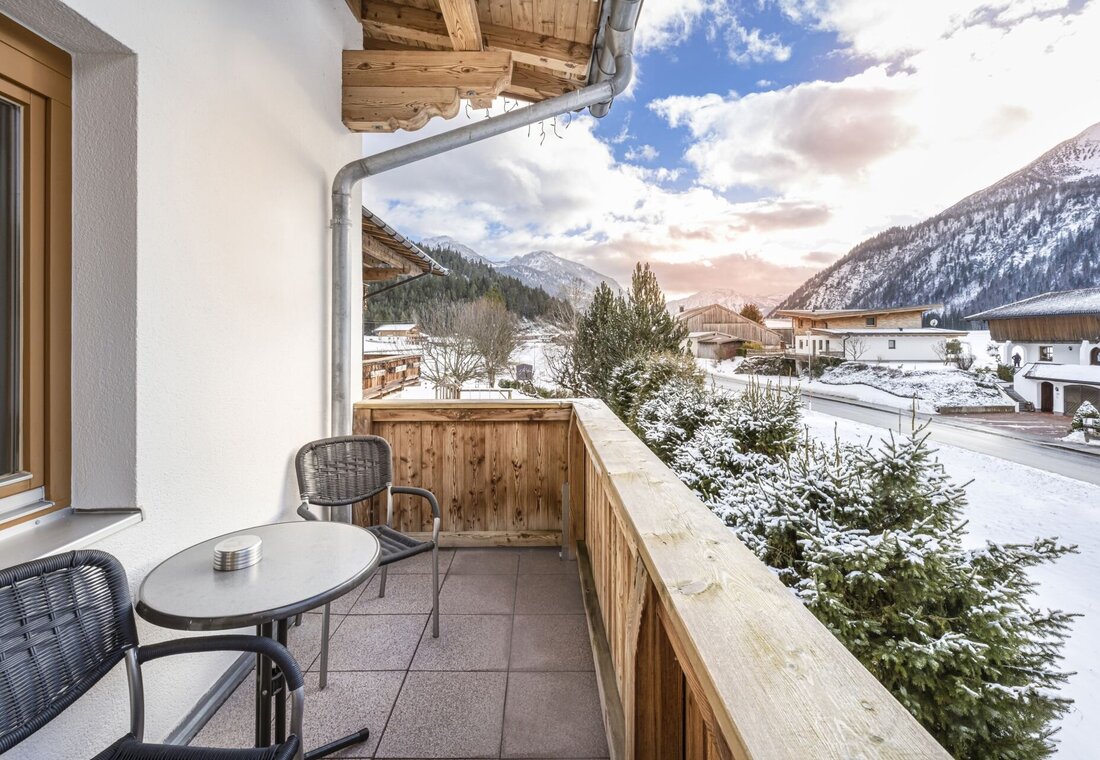 Balkon mit Ausblick auf die Winterlandschaft