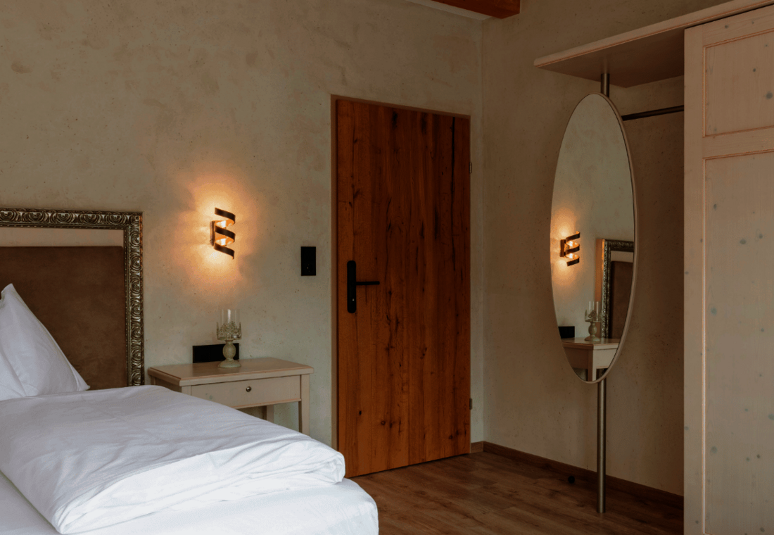 Zimmeransicht Schrank und Spiegel