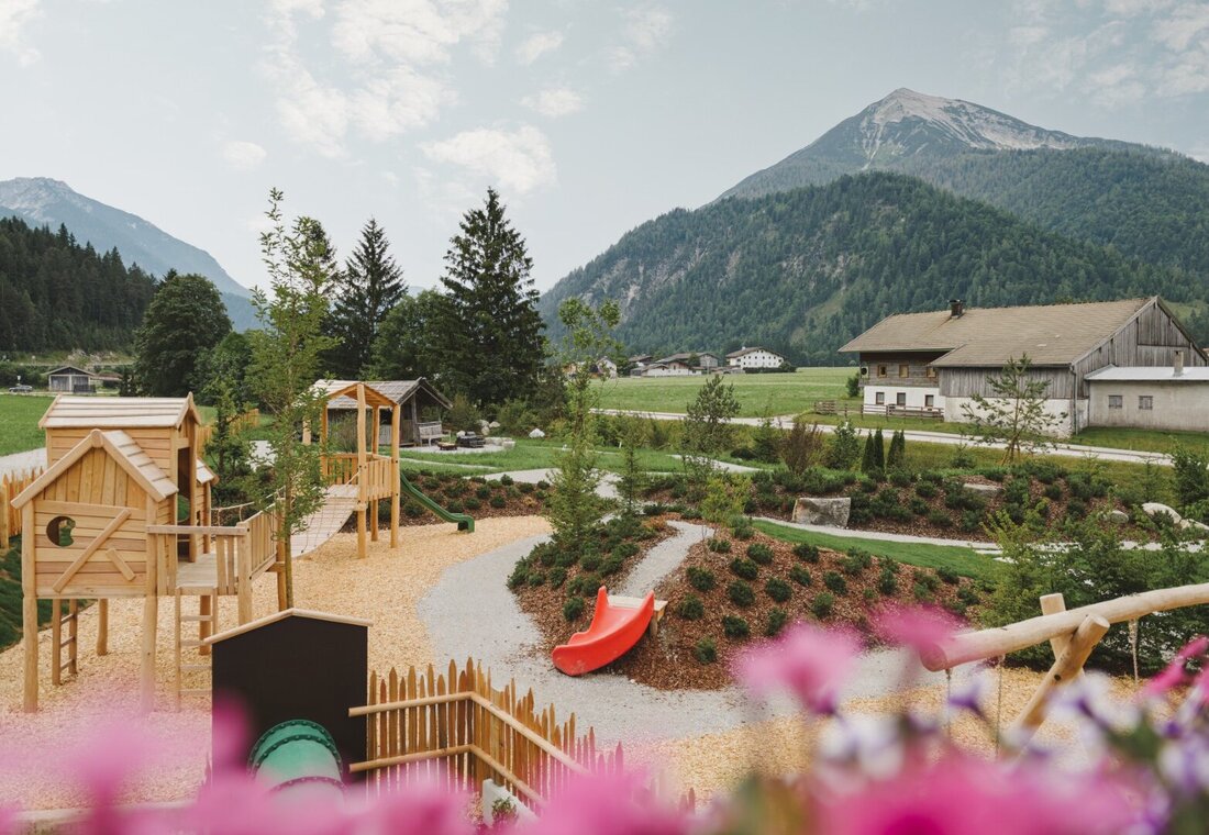 Spielplatz mit Blumen 