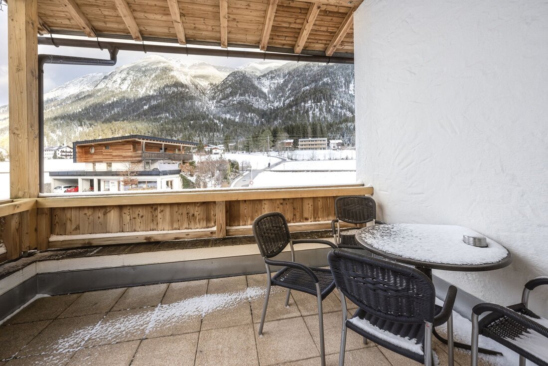 Balkon mit Tisch und Stühlen