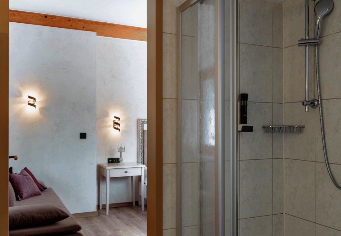 Dusche mit Durchgang zum Zimmer