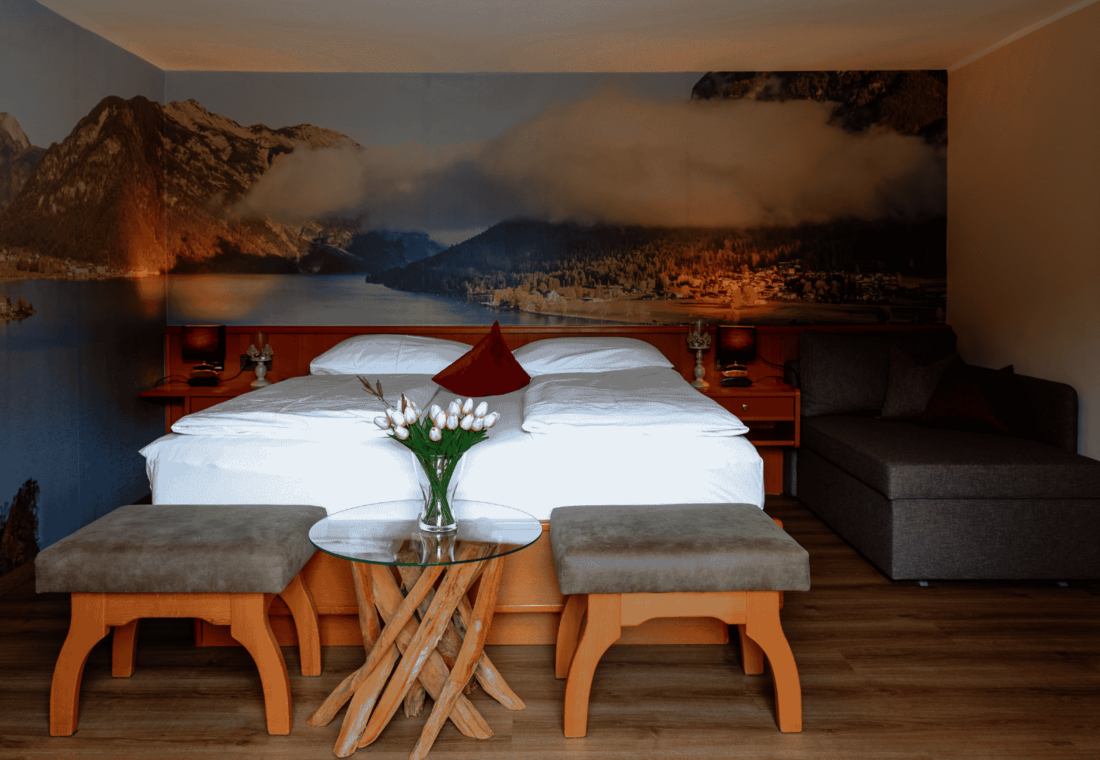 Sitzgelegenheit vor Doppelbett
