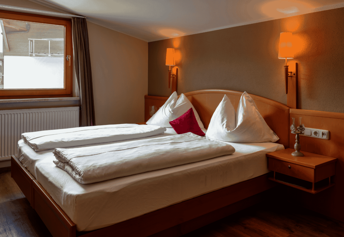 Doppelbett mit Nachttisch und Hirschbett