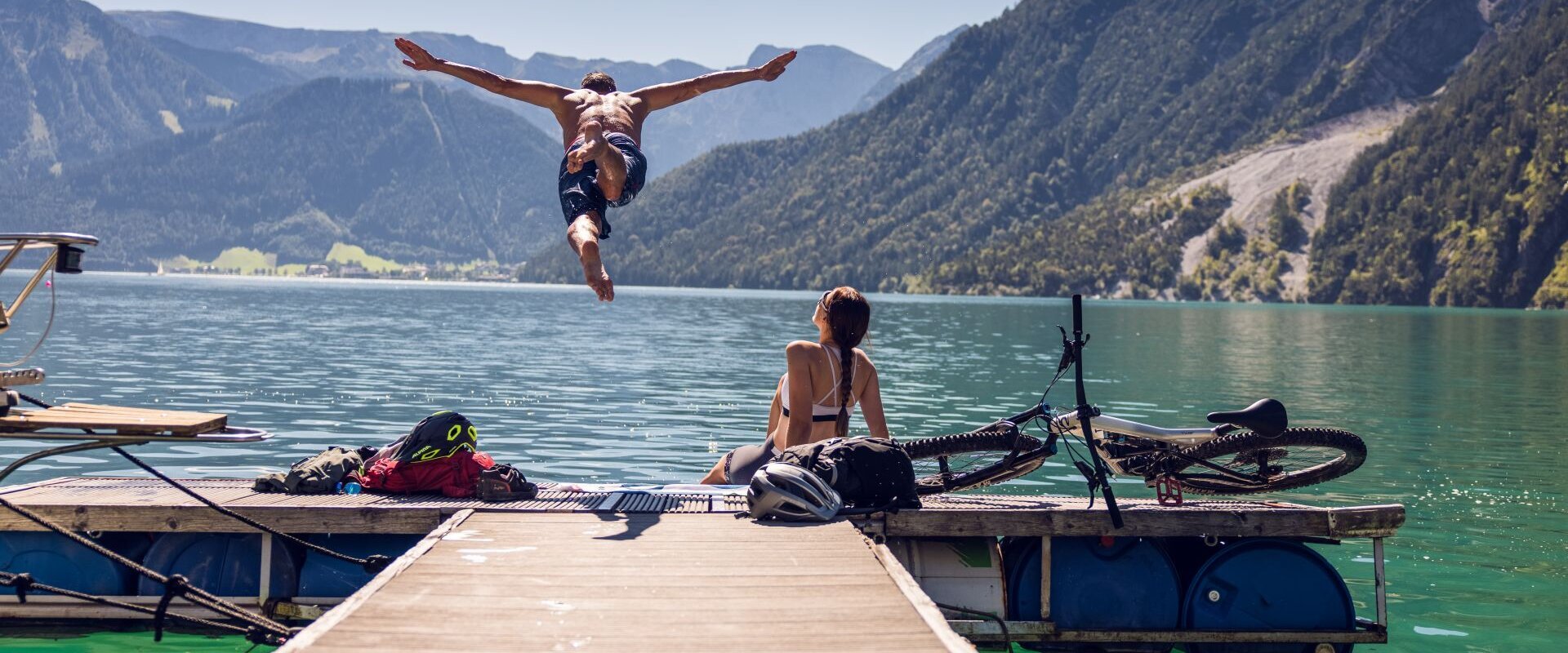 Mann springt in den Achensee
