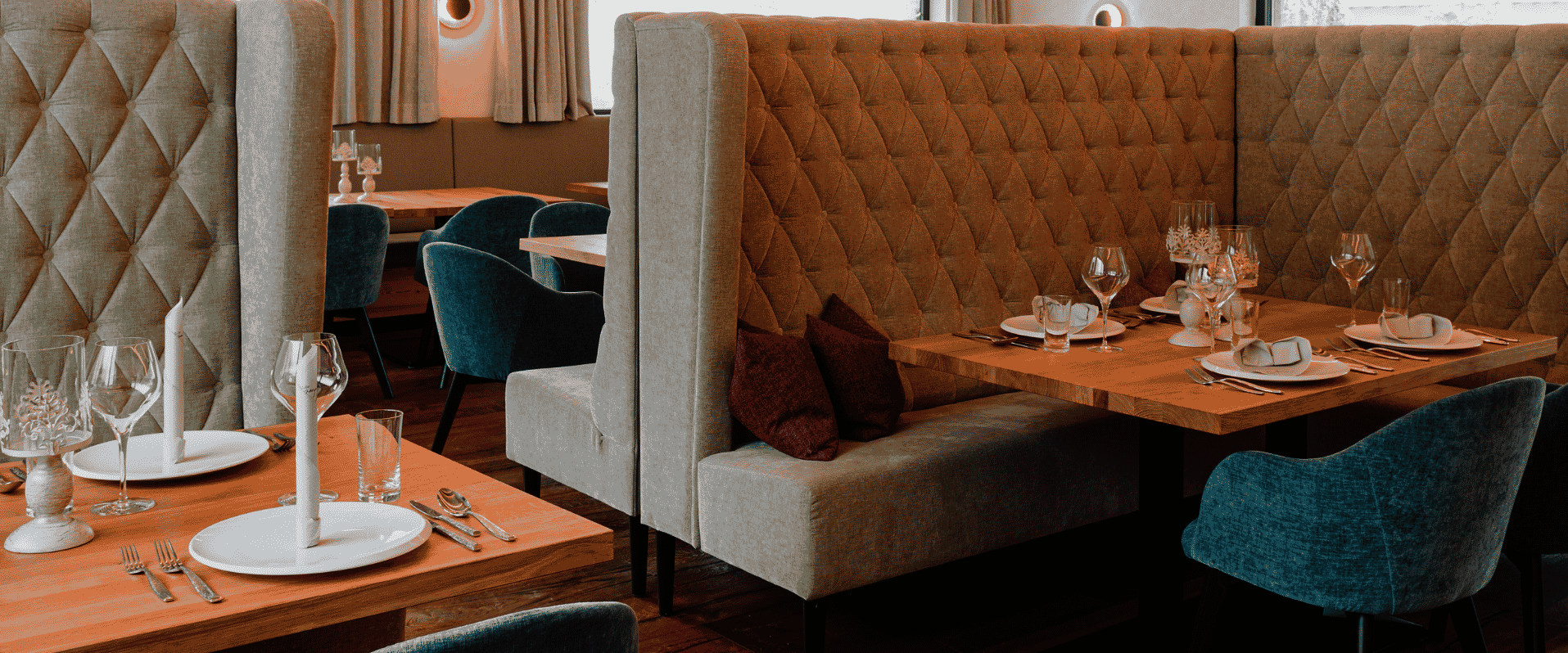 gedeckte Tische im Restaurant 