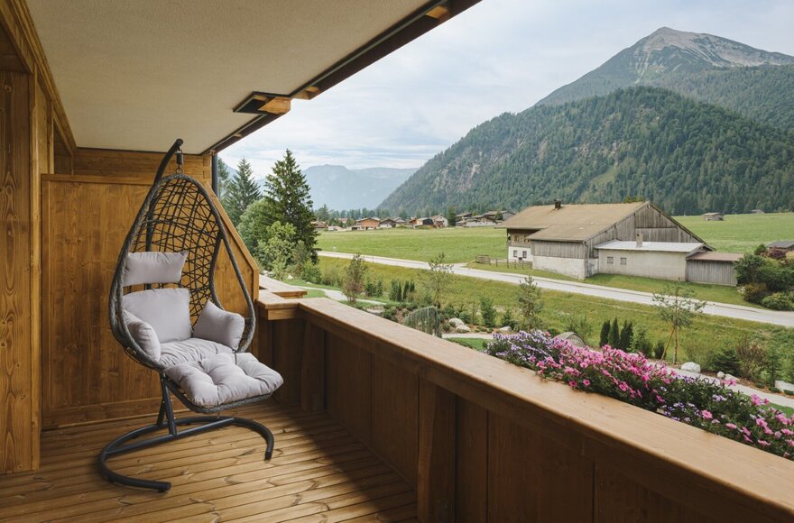 Gemütlicher Hängesessel auf dem Balkon