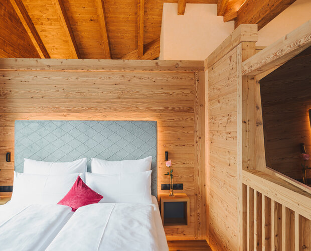 Schlafzimmer mit TV an der Wand