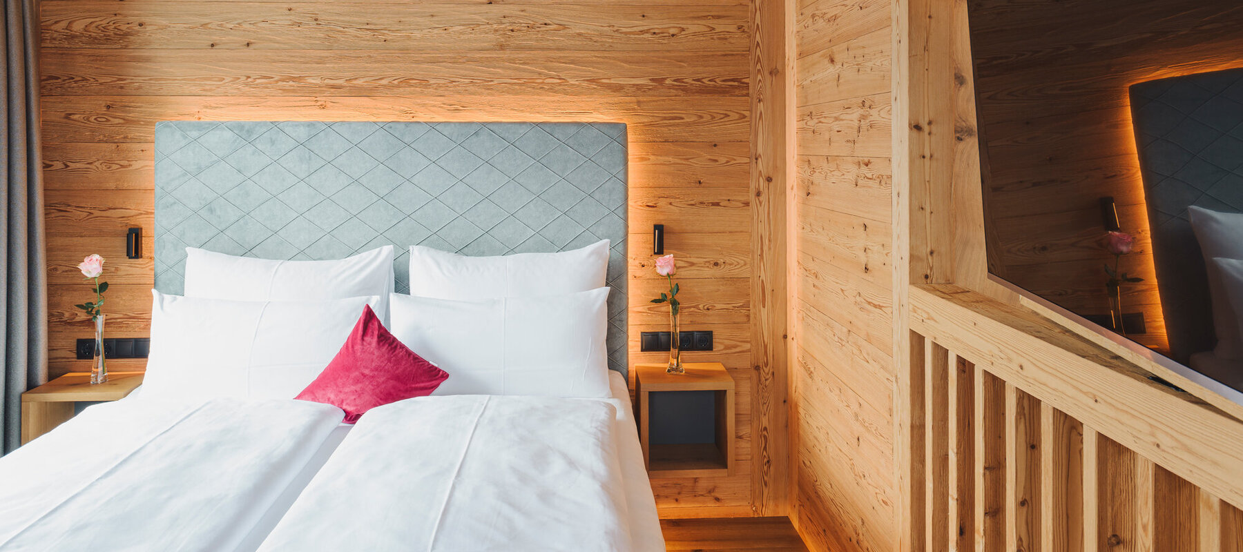 Großes Doppelbett mit Sichtdachstuhl