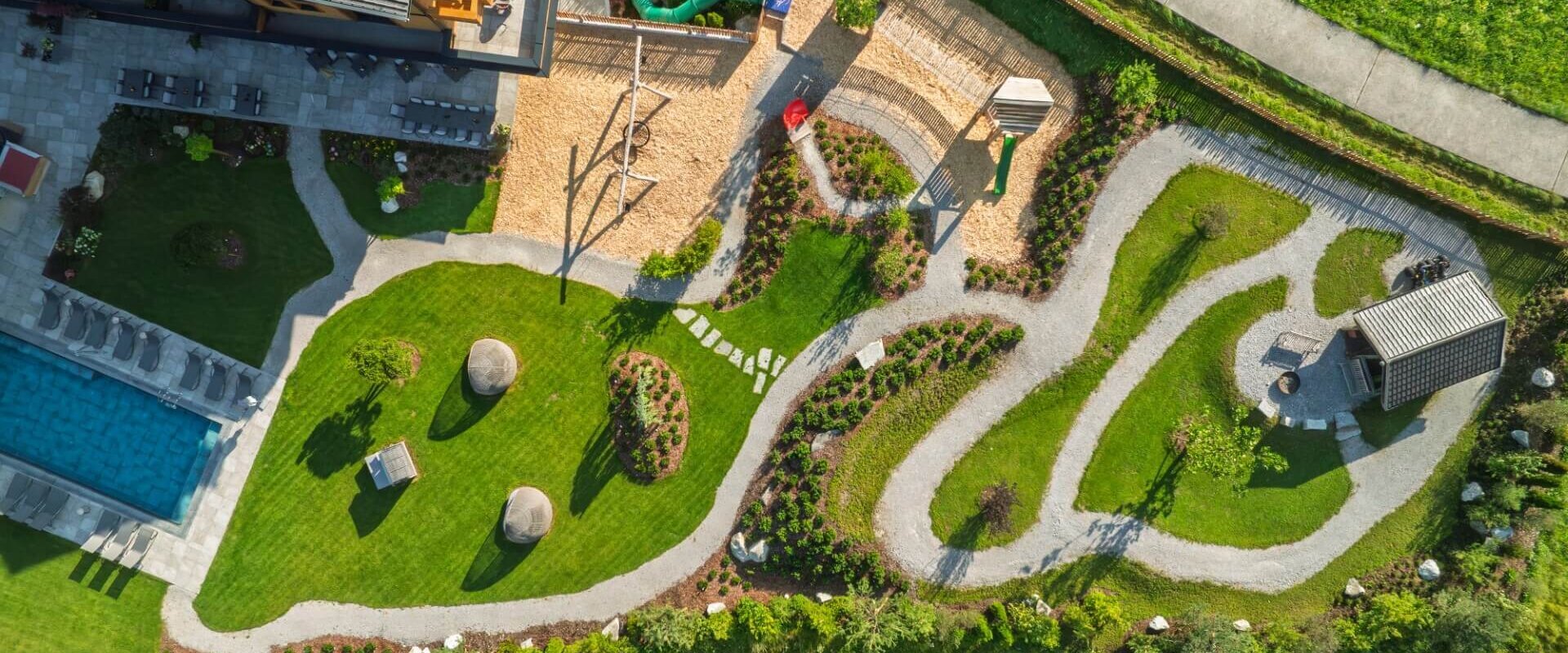 Garten und Pool von oben