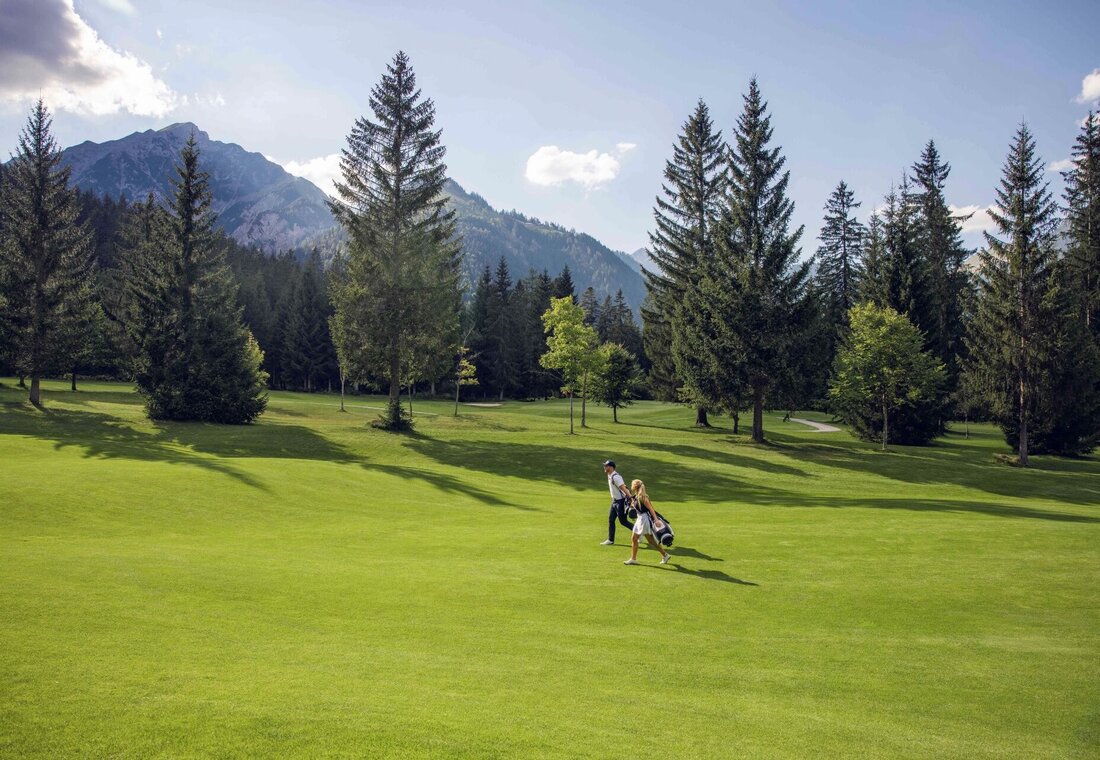 Mann und Frau am Golfplatz