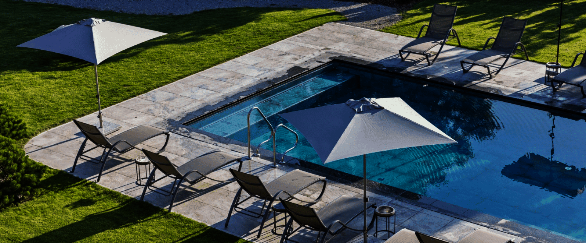 Pool mit Liegen und Sonnenschirm