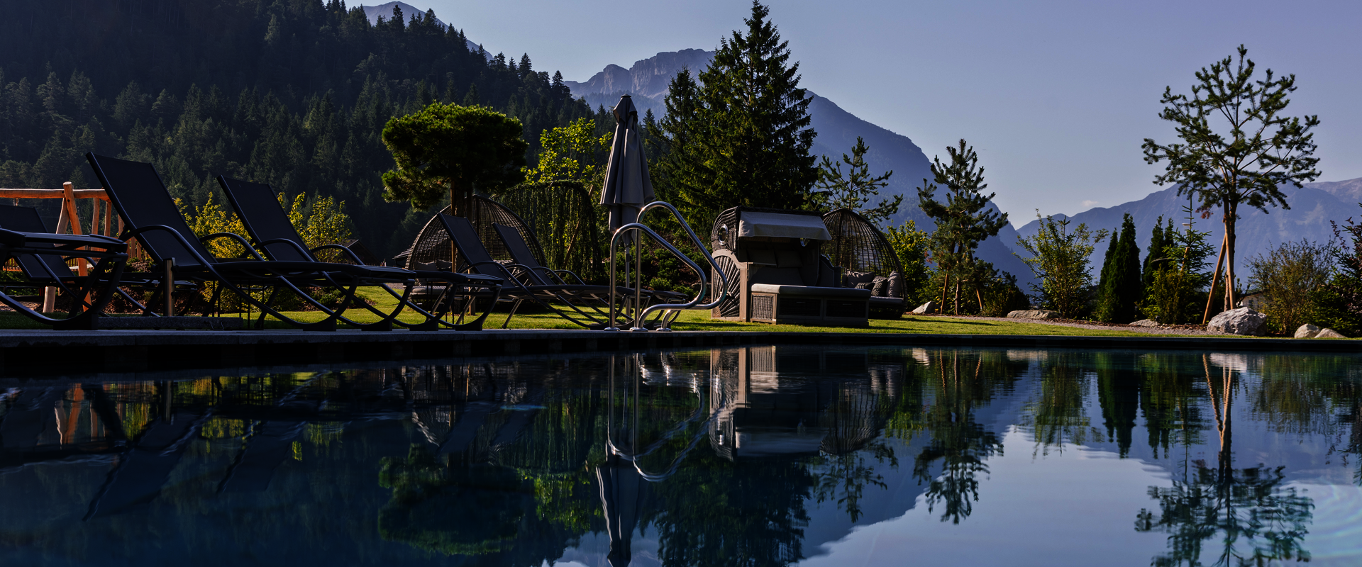 Pool mit Liegen und Berghintergrund