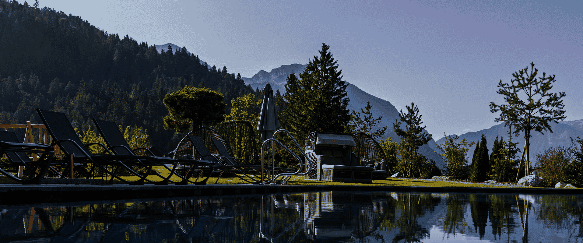Pool mit Liegen und Berghintergrund