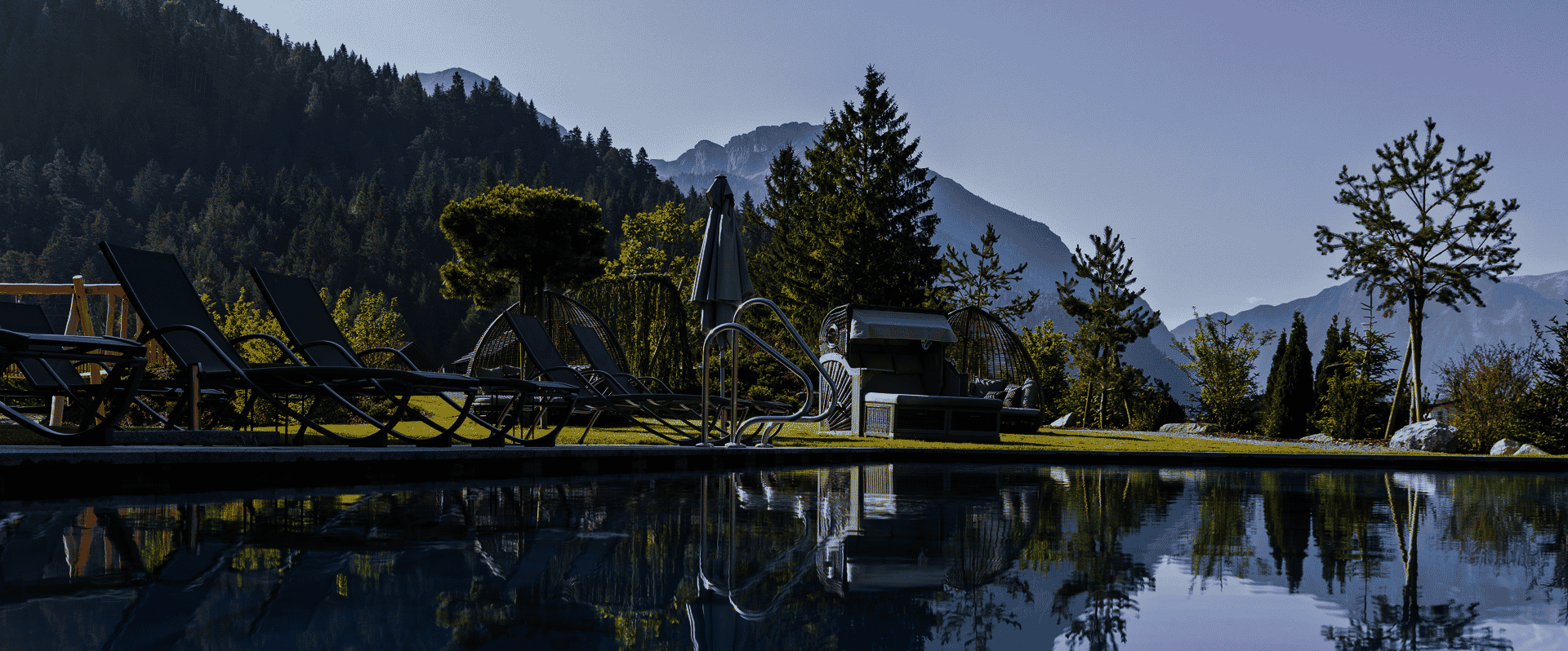 Pool mit Garten und Sonnenliegen