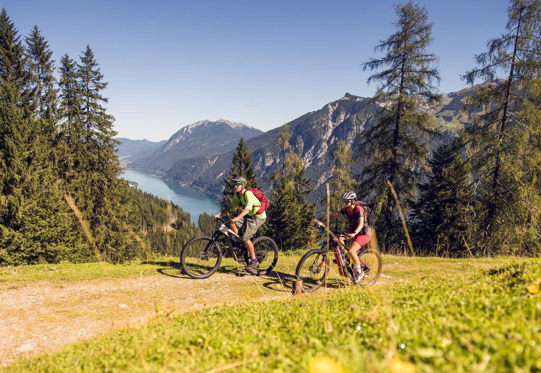 Zwei Mountainbiker auf Almweg