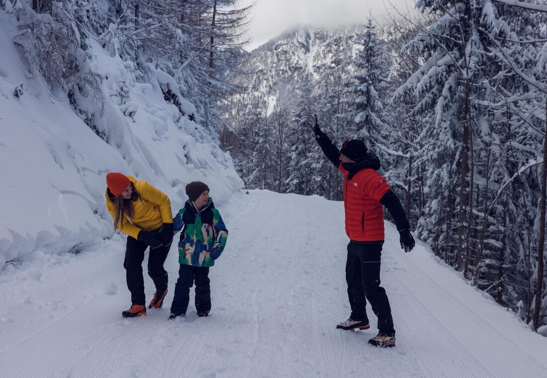 Familie macht eine Winterwanderung