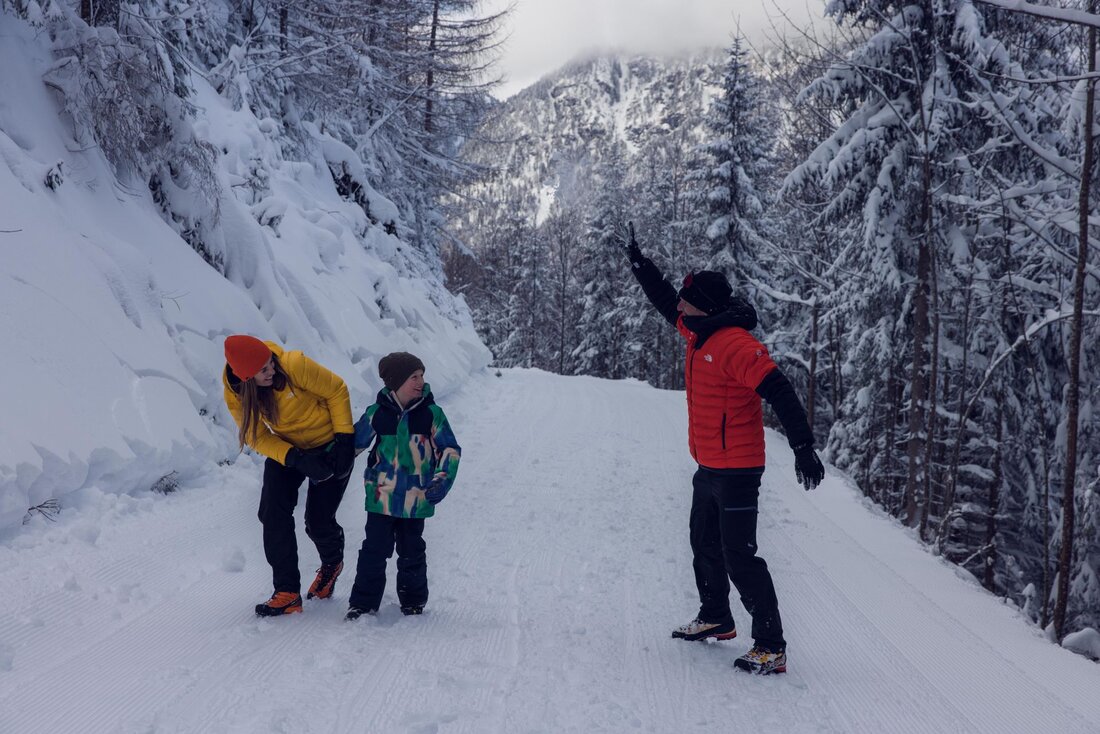 Familie macht eine Winterwanderung