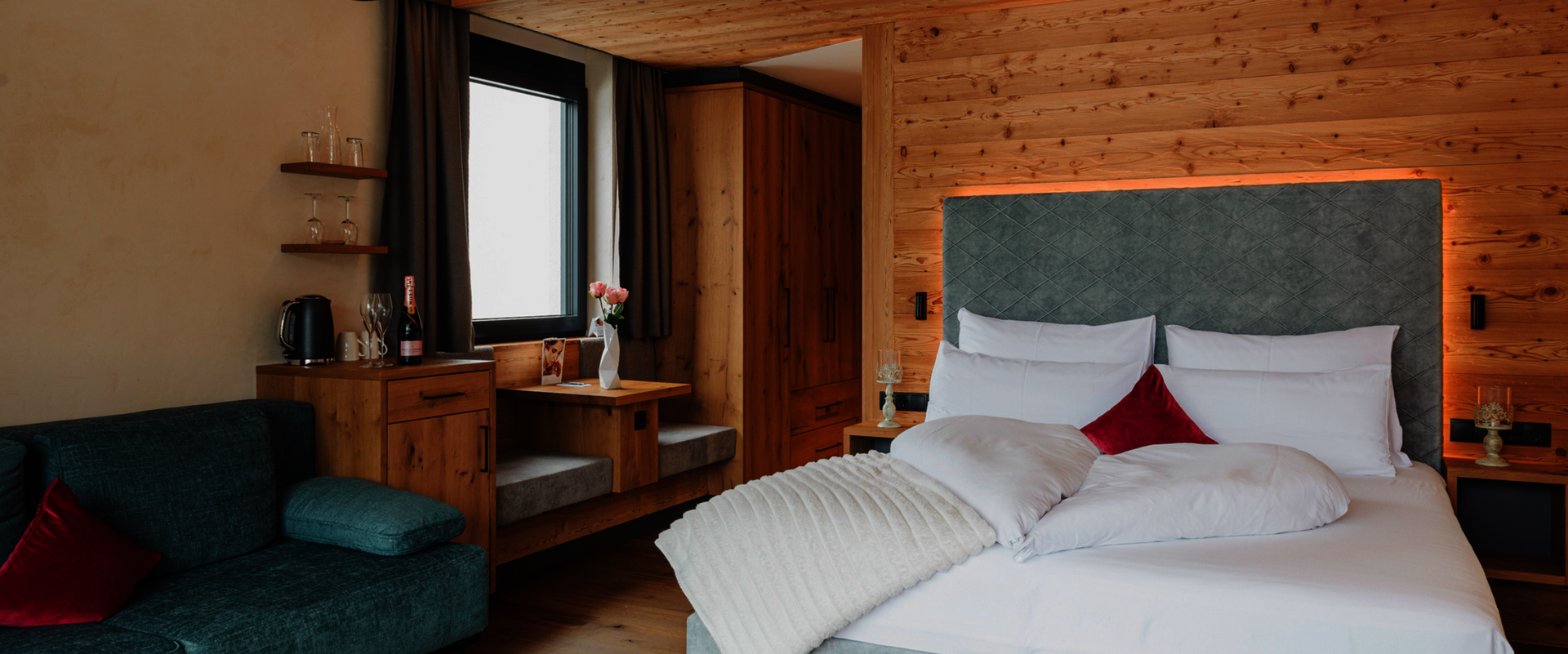 Doppelbett mit Couch in der Juniorsuite