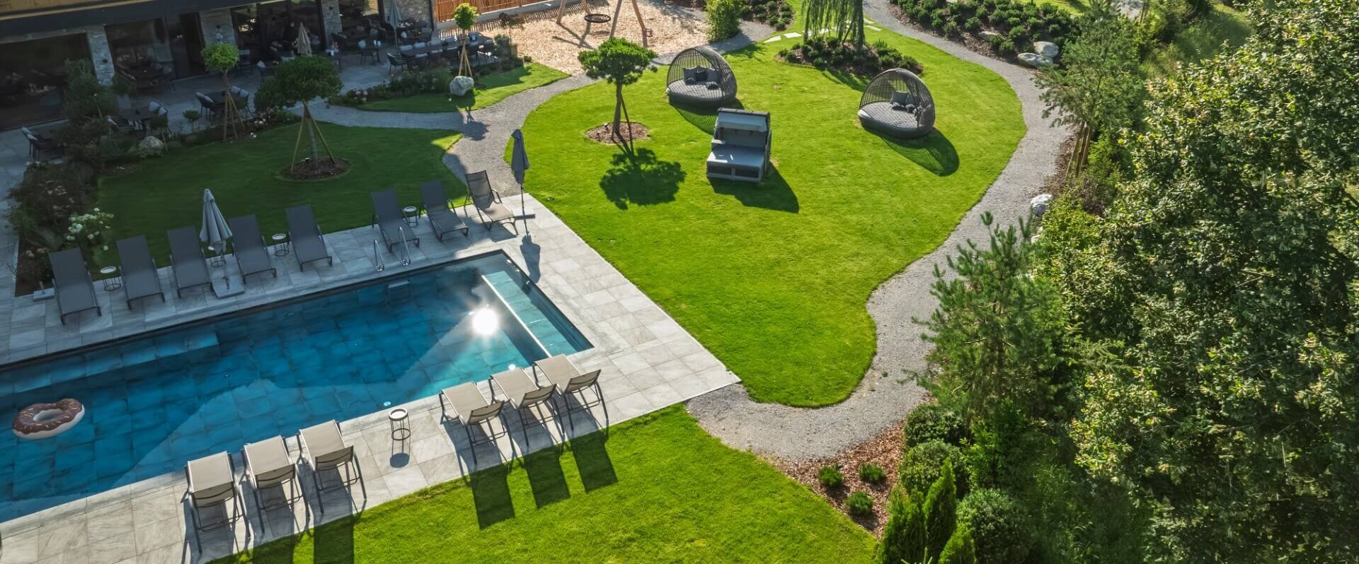 Luftaufnahme von Pool und Garten