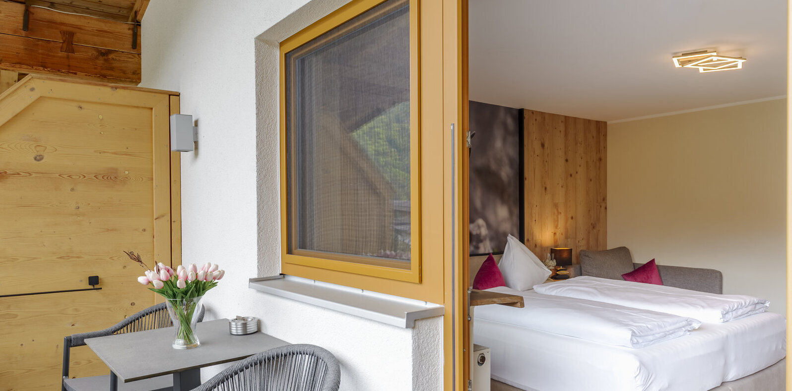 Balkon mit Blumen und Bergpanorama