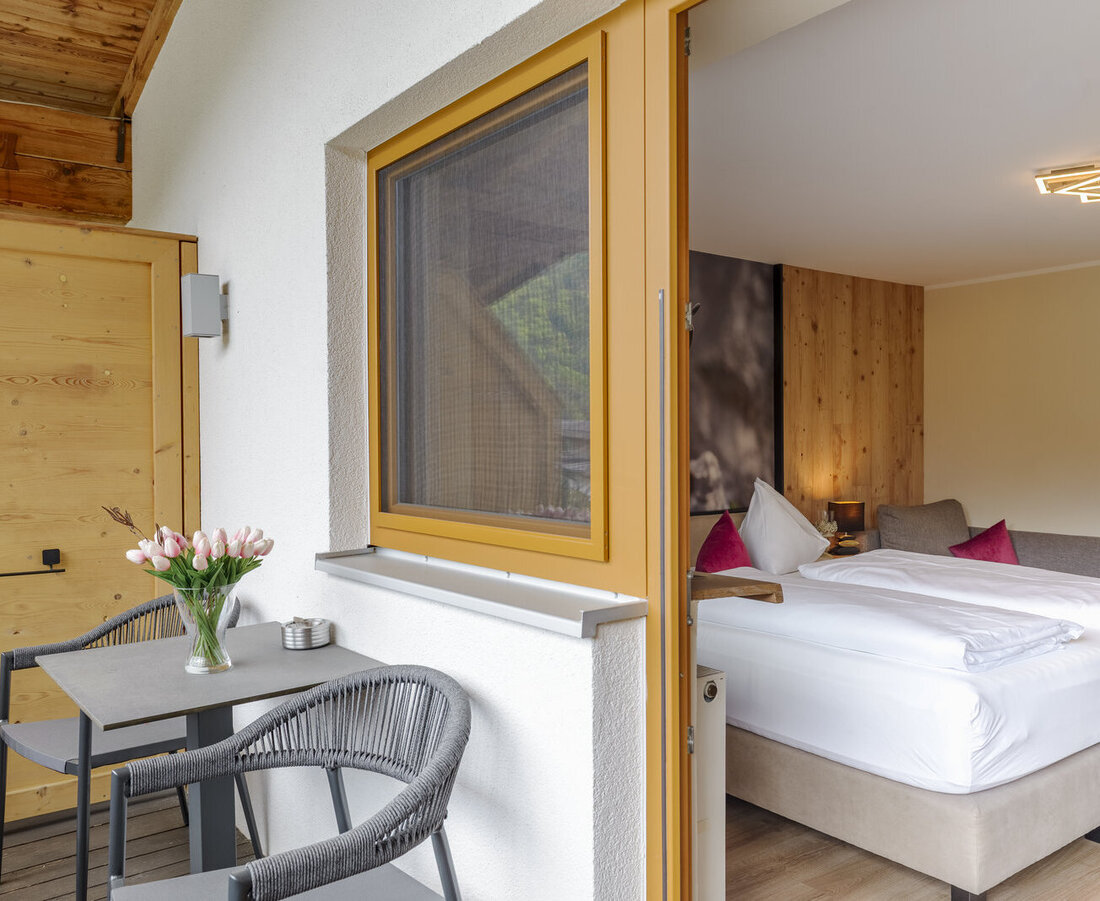 Sitzgelegenheit am Balkon mit Bergpanorama
